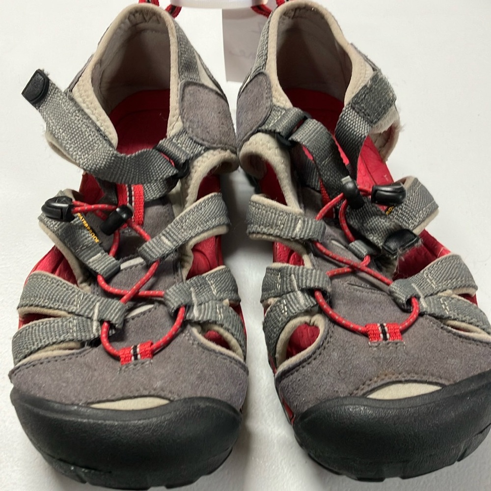 Size 6 Keen sandals